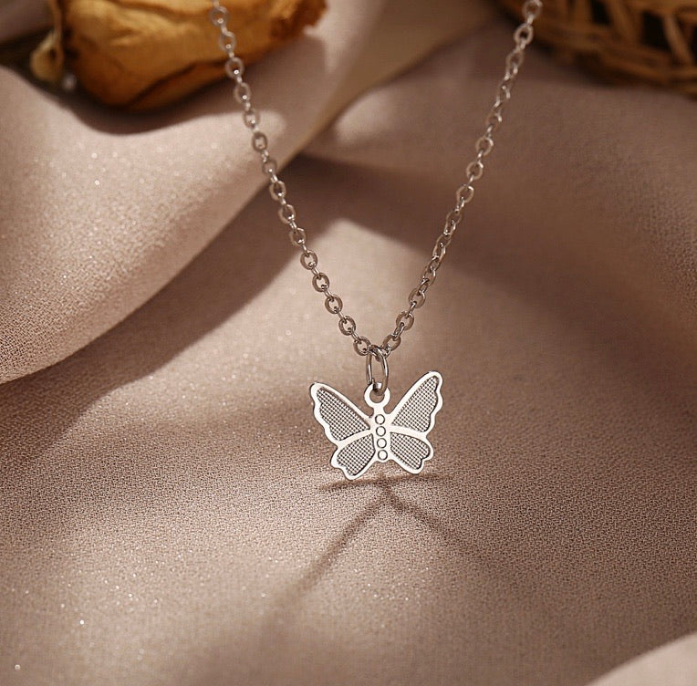 SMALL BUTTERFLY PENDANT NECKLACE